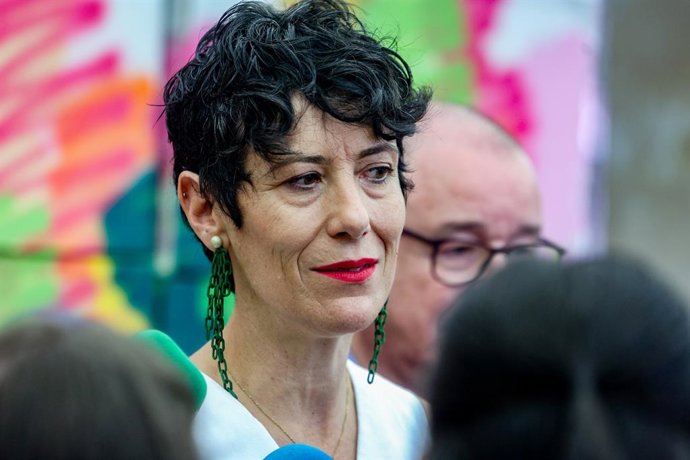 La ministra de Inclusión, Seguridad Social y Migraciones, Elma Saiz, atiende a los medios de comunicación tras el acto de entrega del Informe del Sistema de Protección Internacional de España, en el Ministerio de Inclusión, Seguridad Social y Migraciones,