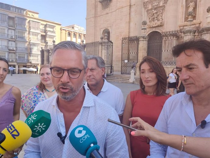 El vicesecretario de Economía del PP, Juan Bravo, atiende a los medios en Jaén.