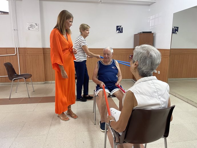 La concejala de Deportes del Ayuntamiento de Salamanca, Almudena Parres,  visita a los participantes en el programa.