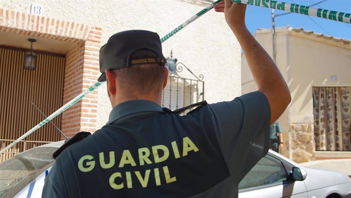 Un agente de la Guardia Civil en el lugar donde un hombre presuntamente asesinó a la hija de su pareja e hirió gravemente a la madre con un arma de fuego, en Otero (Toledo), el 17 de agosto de 2024.