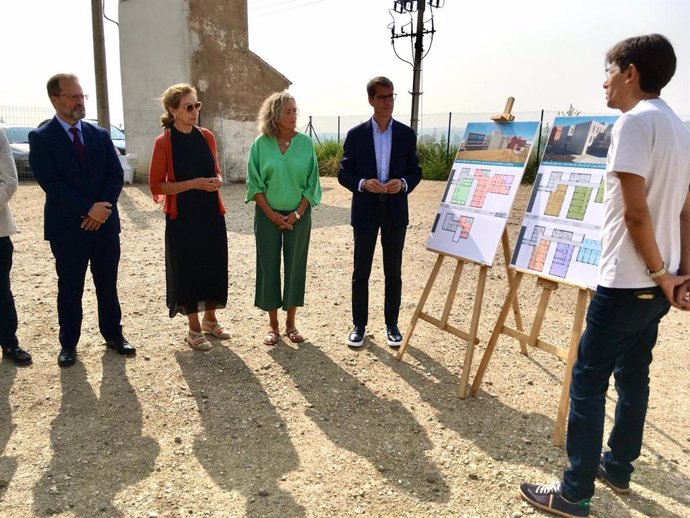 Vistia del presidente del Gobierno riojano, Gonzalo Capellán, al Centro de Salud de Calahorra para conocer su ampliación, junto a la consejera de Salud, María Martíin, y la alcaldesa de Calahorra, Mónica Arceiz