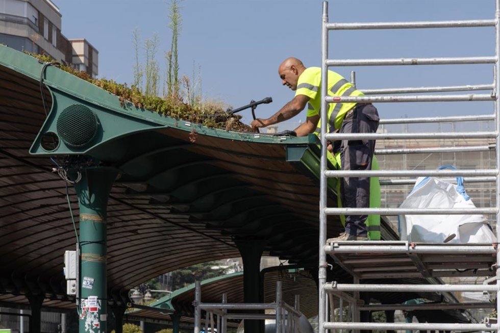 Obras de reparación de la cubierta de la Marquesina de Plaza España (Valladolid)