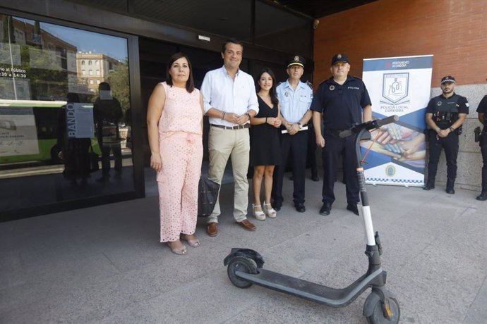 (Desde Izda.) Sánchez, Bellido Y Bustos, Junto A Mandos De La Policía Local, En La Presentación De Los Talleres De Educación Vial Para Conductores De Patinetes.