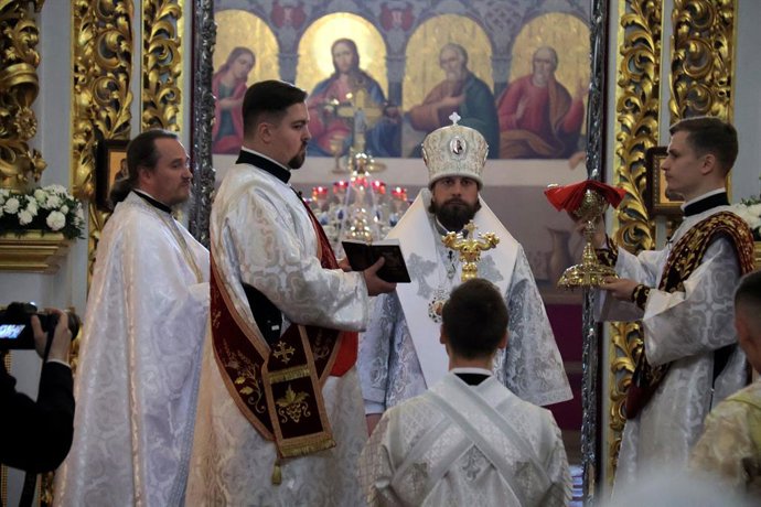 Archivo - May 5, 2024, Kyiv, Ukraine: KYIV, UKRAINE - MAY 5, 2024 - Priests conduct a festive service at the Kyiv-Pechersk Lavra National Preserve on Orthodox Easter, Kyiv, capital of Ukraine.
