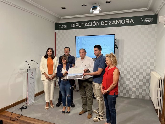 Natalia Ucero (diputada), Manuel Rodríguez (diputado), Elisa de Prada (alcaldesa de Aspariegos), Javier Faúndez (presidente de la Diputación de Zamora), Germán Joaquín Gumiel (alcalde de Cerecinos del Carrizal) y Atilana Martínez (diputada).