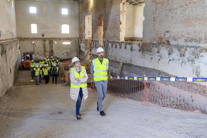 Archivo - La consejera de Cultura, Eva Guillermina Fernández, y el alcalde de Torrelavega, Javier López Estrada, en una visita a las obras de La Lechera