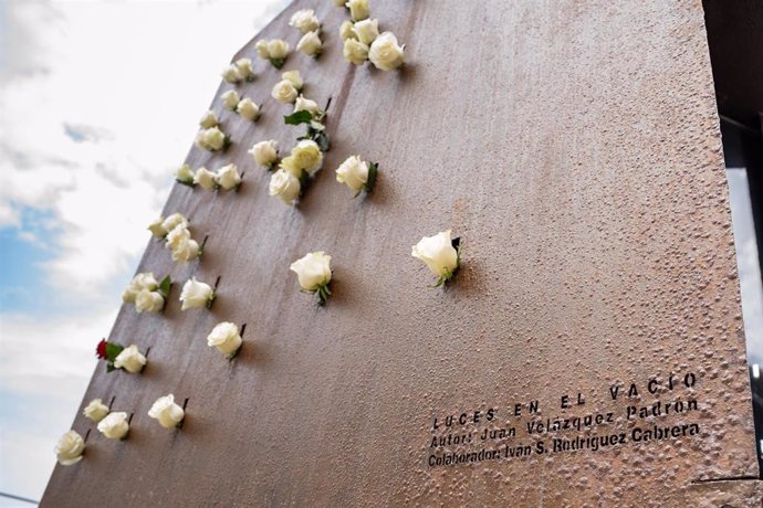 Archivo - Varias personas depositan flores en el monumento por las víctimas durante la ofrenda floral por el 15º aniversario de la tragedia de Spanair, en la playa de Las Canteras, a 20 de agosto de 2023, en Las Palmas de Gran Canaria, Gran Canaria, Islas