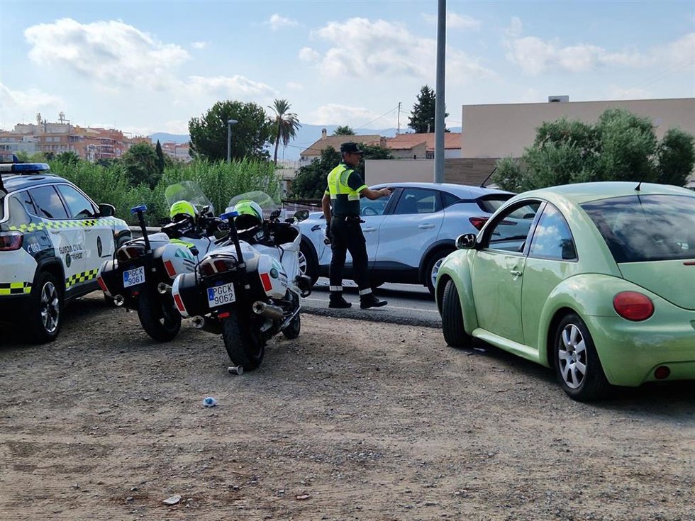 Un agente de la Guardia Civil de Tráfico en un dispositivo enmarcado en la campaña especial de control y vigilancia de alcohol y drogas que se desarrolla esta semana