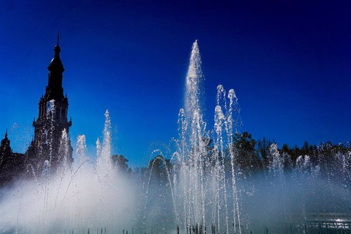 Archivo - Fuente de la Plaza de España (Sevilla). Imagen de archivo.