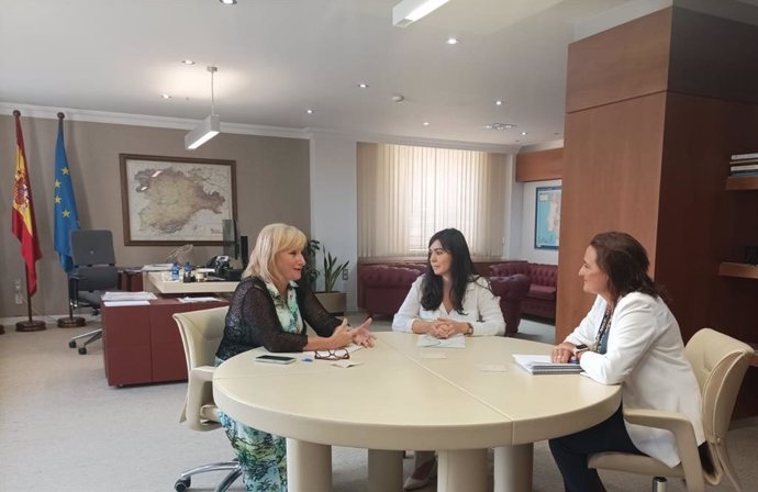 Leticia García (i), junto a Leticia Mingueza y  la directora general de Economía Social y Autónomos, Emma Fernández.