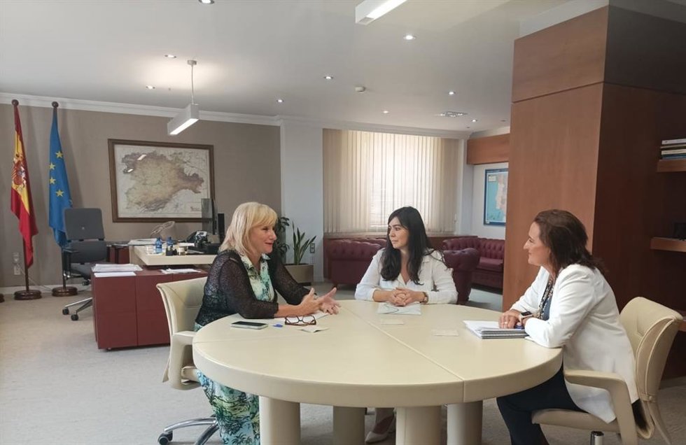 Leticia García (i), junto a Leticia Mingueza y la directora general de Economía Social y Autónomos, Emma Fernández.