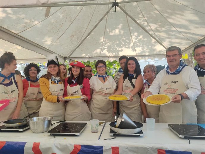 El alcalde de Bilbao, Juan Mari Aburto, la Txupinera, Nagore Ugarte, y la Pregonera, Itziar Ituño, de Aste Nagusia 2024 en el concurso de tortilla de patatas