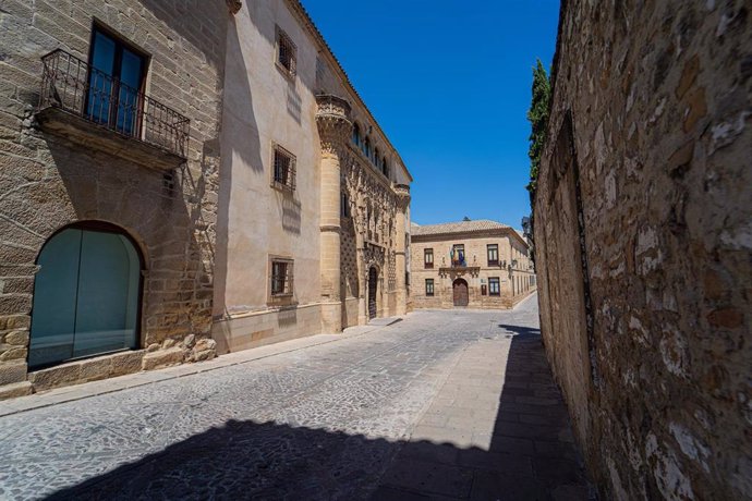 Archivo - Casco histórico de Baeza, con el Palacio de Jabalquinto, sede de la UNIA, a la izquierda.