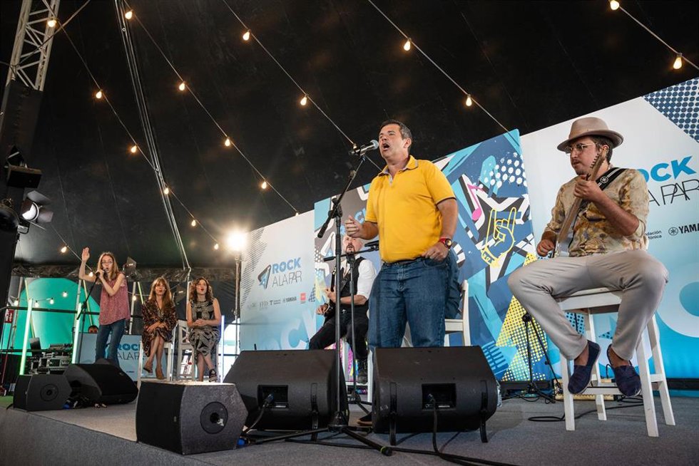 Archivo - Los miembros de la fundación Sofia Delpon y Eduardo Vega cantan junto a la presidenta de la Fundación A LA PAR, Almudena Martorell; y la presidenta de la Comunidad de Madrid en la presentación del proyecto Rock A LA PAR, a 14 de junio de 2024.