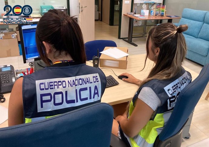 Dos agentes de policía