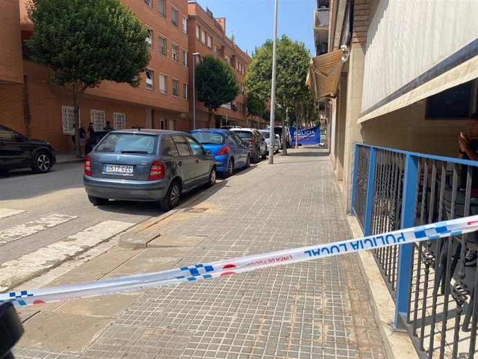 Punto de Rubí (Barcelona) acordonado por los Mossos tras la muerte de una mujer, asesinada por su pareja