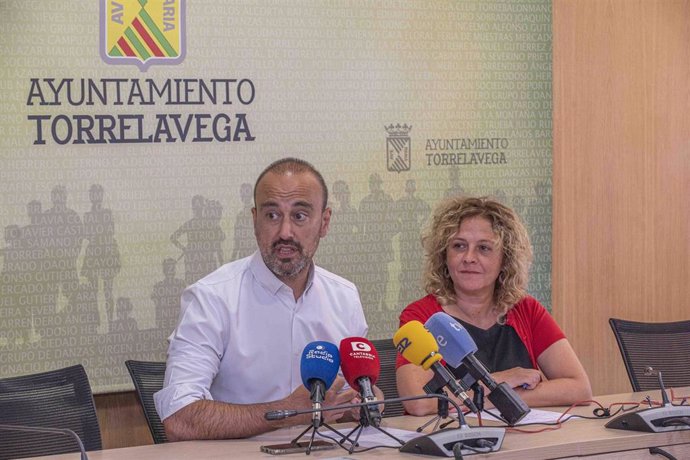 El alcalde de Torrelavega, Javier López Estrada, y la concejala de Festejos, Patricia Portilla