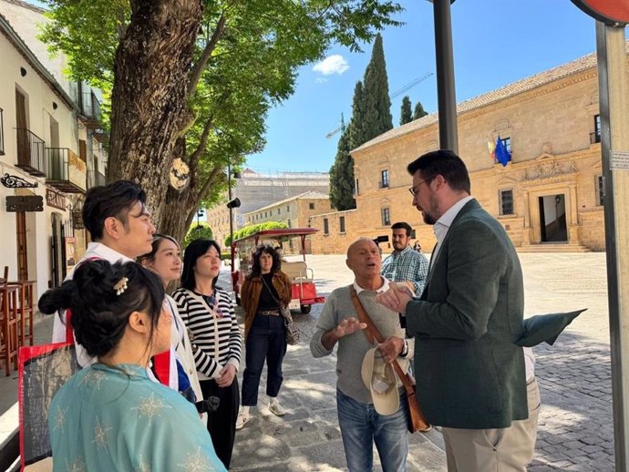 Archivo - Lozano (1d), con participantes en un viaje de familiarización con 'influencers' de China.