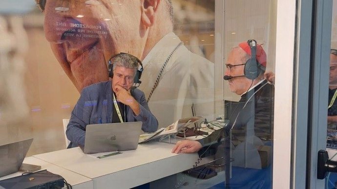 El cardenal Pizzaballa en los estudios de Radio Vaticano.