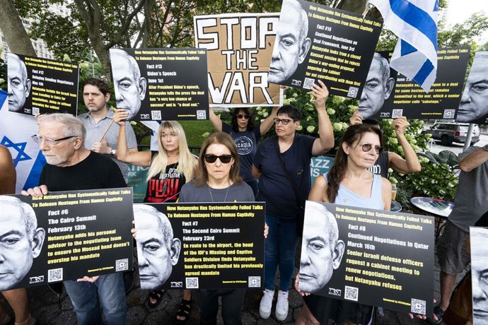 August 18, 2024, New York City, New York, United States: People holding up signs at a rally for a deal to free hostages held in Gaza and against Israeli Prime Minister Benjamin Netanyahu, at Dante Park in New York City.