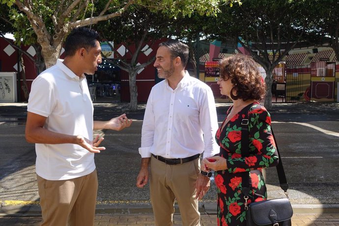 L secretario general del PSOE de Málaga, Daniel Pérez, atiende a los medios antes de la celebración del XV Premio Liderazgo, junto al coordinador de la Fundación Málaga CF, Sebastián Fernández Reyes 'Basti'