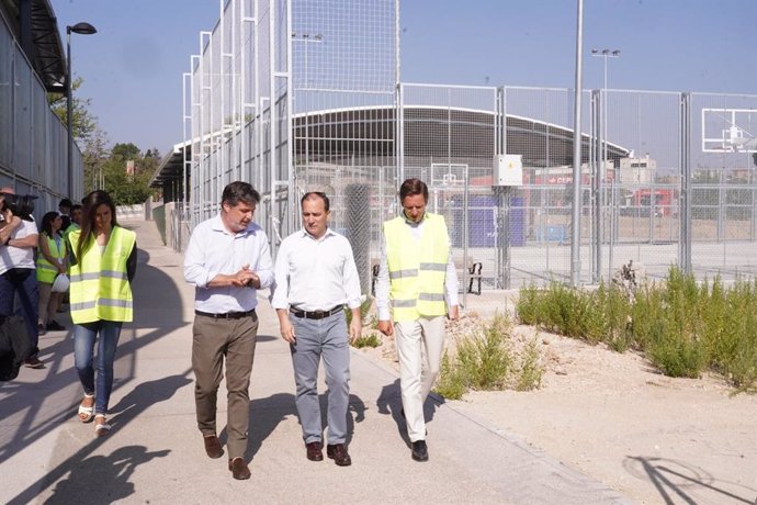 El delegado de Urbanismo, Medio Ambiente y Movilidad, Borja Carabante, en su visita al Centro Deportivo Municipal de Barajas junto al concejal del distrito, Juan Peña