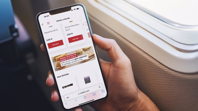 Los pasajeros de Iberia Express podrán pedir comida a bordo del avión desde su móvil.