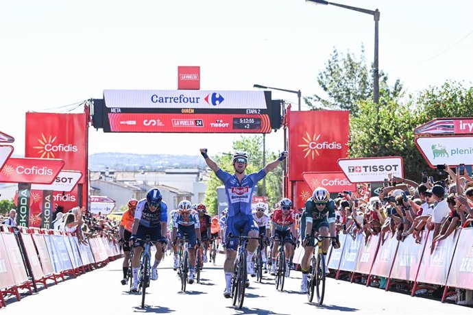 El ciclista australiano Kaden Groves (Alpecin-Deceuninck) celebra su victoria en la etapa 2 de la Vuelta Ciclista a España 2024