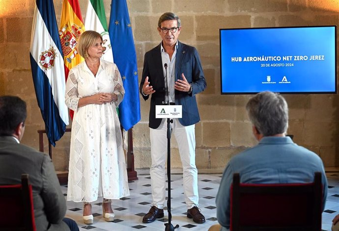 El consejero de Industria, Energía y Minas, Jorge Paradela, y la alcaldesa de Jerez, María José García-Pelayo, exponen novedades sobre el 'hub' aeronáutico en Jerez.