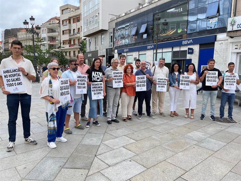 La diputada del BNG Montse Prado participa en un acto reivindicativo en Vilagarcía en defensa de una mejor dotación de medios de emergencias.