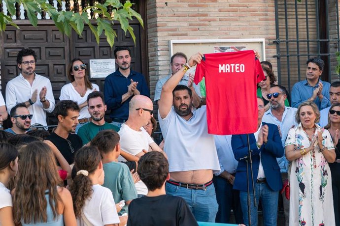 Varios familiares y amigos del niño asesinado muestran una camiseta con su nombre, durante un minuto de silencio en la puerta del Ayuntamiento, a 18 de agosto de 2024, en Mocejón, Toledo, Castilla-La Mancha (España).