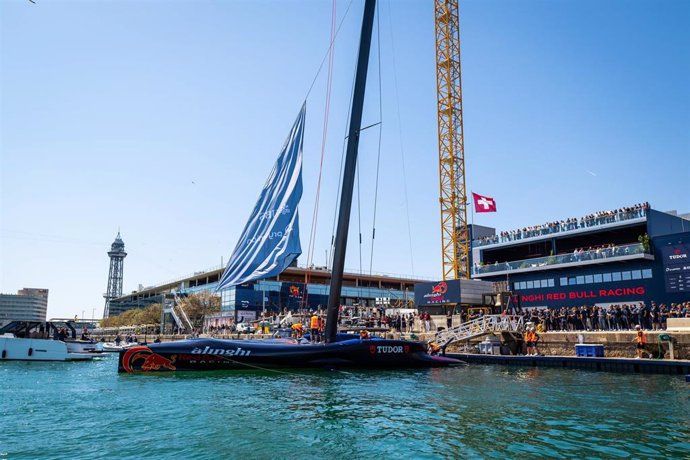 Archivo - Geneal view during the Alinghi Red Bull Racing baat christening at Barcelona base on April 16, 2024, in Barcelona, Spain.