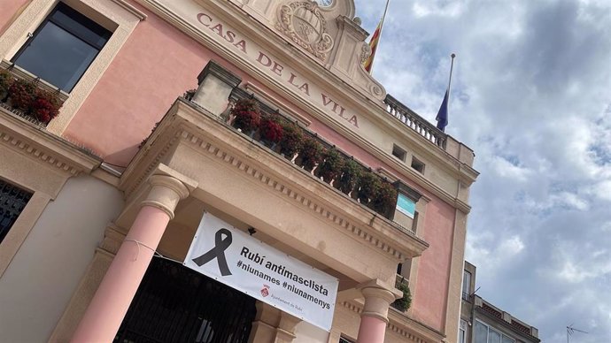 Pancarta contra violencias machistas en el Ayuntamiento de Rubí (Barcelona)