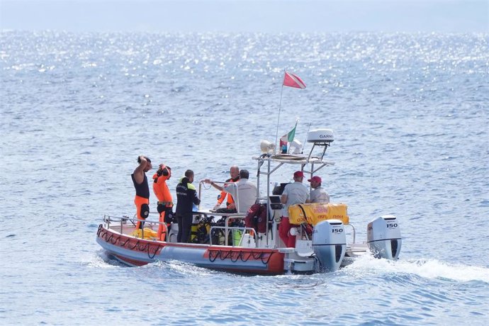 Equipos de emergencia buscan a los desaparecidos por el naufragio de un velero cerca de Palermo