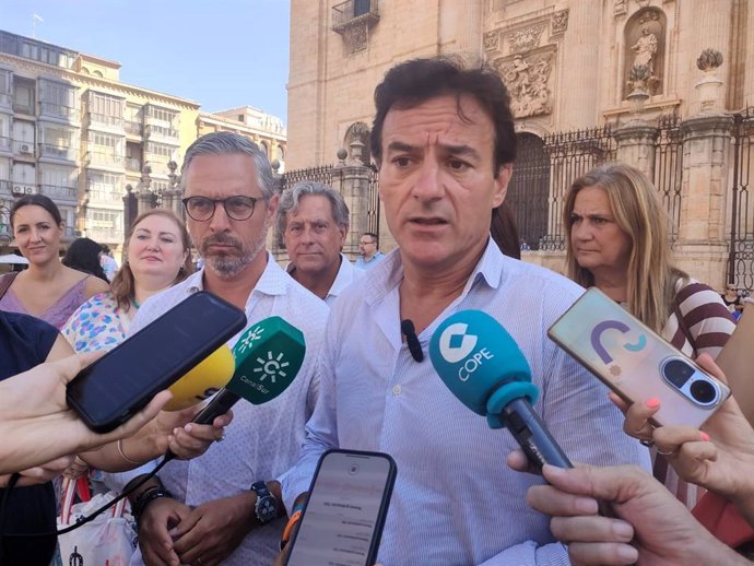 El alcalde de Jaén, Agustín González, atiende a los periodistas junto a Juan Bravo y concejales del PP.