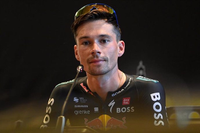 Primoz Roglic gana el esprint en la cuarta etapa de La Vuelta 2024 en el Pico Villuercas a Lennert van Eetvelt