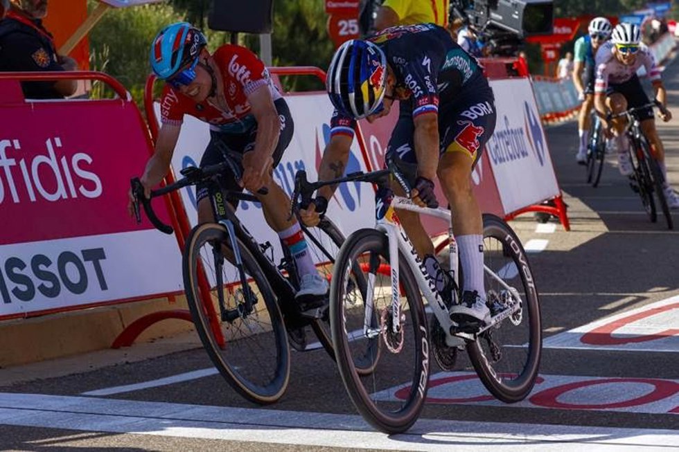 Primoz Roglic gana el esprint en la cuarta etapa de La Vuelta 2024 en el Pico Villuercas a Lennert van Eetvelt