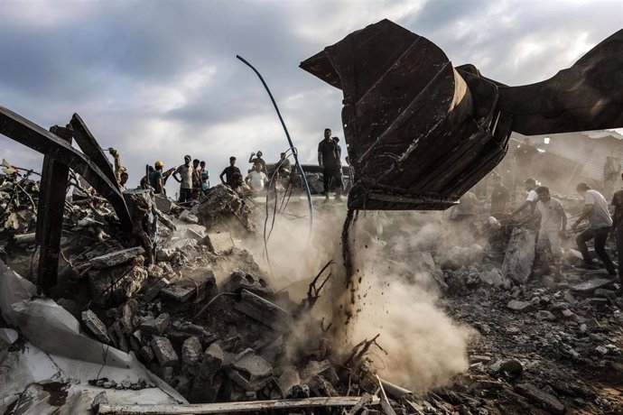 Búsqueda de restos entre los escombros de un edificio destruido en la Franja de Gaza