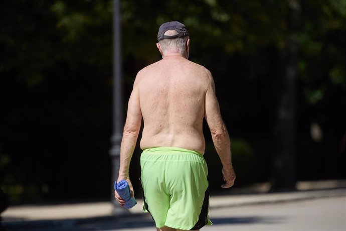 Un hombre sin camiseta en el Parque de El Retiro 