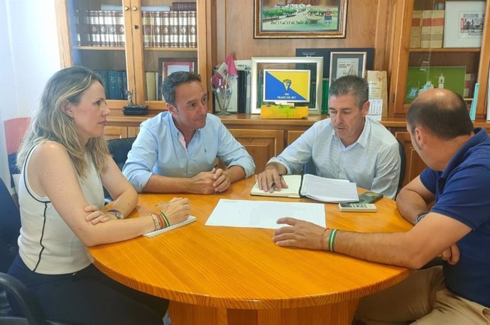 El responsable de Vivienda en la Diputación de Cádiz, José Manuel Cossi, en una reunión con la alcaldesa de Prado del Rey, Vanesa Beltrán, y otros responsables municipales.