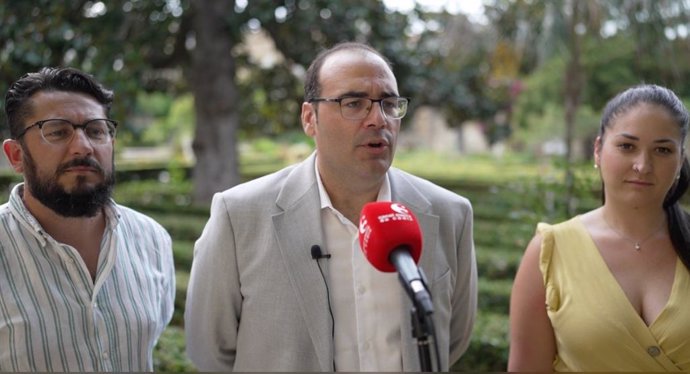 Archivo - Hugo Palomares, candidato de IU a la Alcaldía de Bornos,  atiende a los medios junto al coordinador de Izquierda Unida en la provincia de Cádiz, Jorge Rodríguez. ARCHIVO.