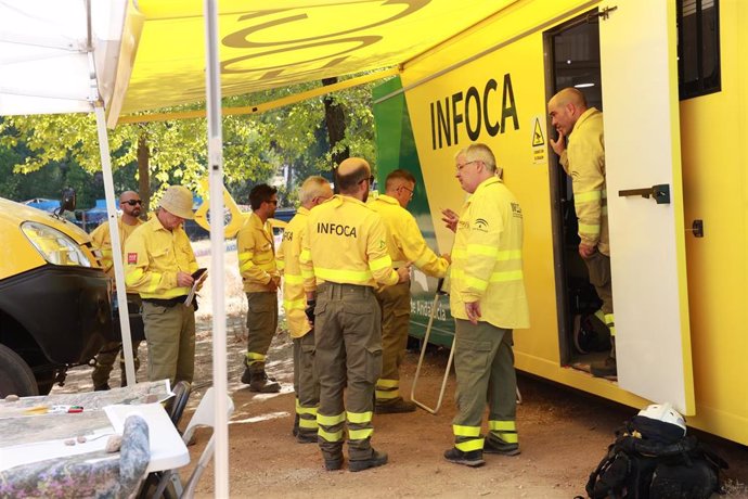 Miembros del Plan Infoca en el puesto de mando avanzado del incendio forestal de Andújar.