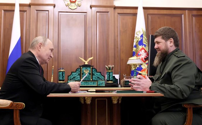Archivo - HANDOUT - 28 September 2023, Russia, Moscow: Russian President Vladimir Putin (L) meets the Head of the Chechen Republic Ramzan Kadyrov. Photo: -/Kremlin/dpa - ATTENTION: editorial use only and only if the credit mentioned above is referenced in