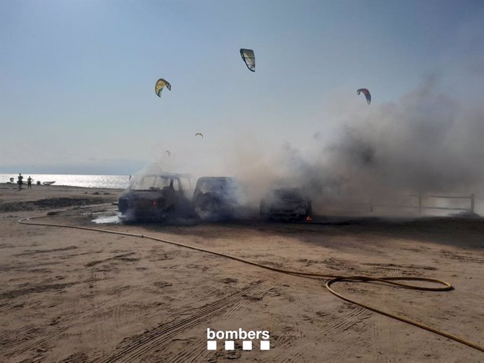 Tres vehículos arden en la playa del Trabucador, en el deltra del Ebro, a 20 de agosto de 2024