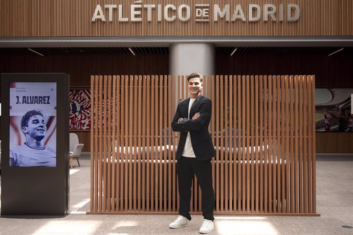 El delantero argentino Julián Álvarez posa tras fichar seis temporadas por el Atlético de Madrid