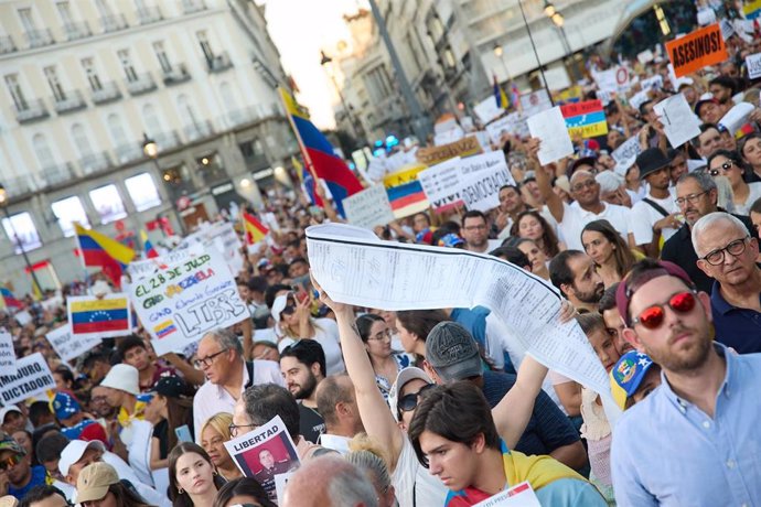 Decenas de personas durante una nueva protesta contra el Gobierno venezolano de Nicolás Maduro, en la Puerta del Sol