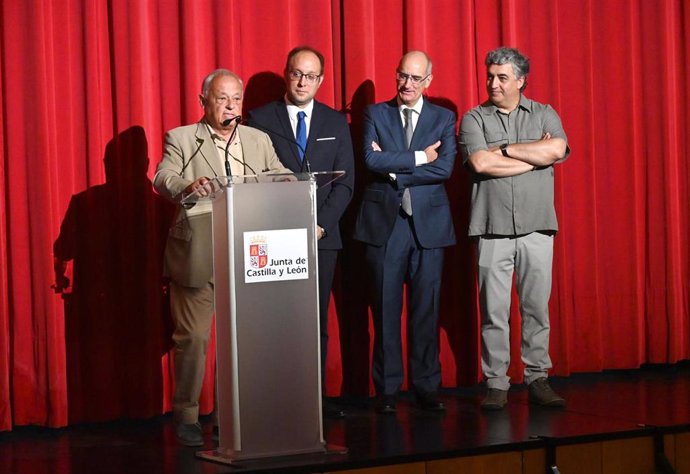 El consejero de Cultura, Turismo y Deporte, Gonzalo Santonja, en el acto inaugural de la XXVII Feria de Teatro de Ciudad Rodrigo (Salamanca)