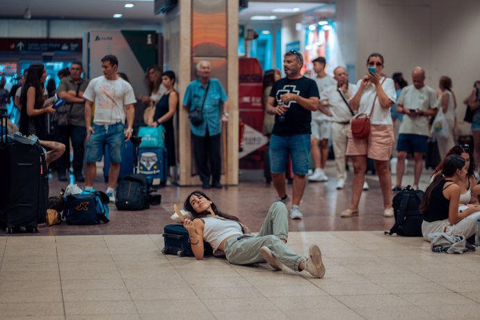 Decenas de personas afectadas por los retrasos en varios trenes, en la estación de tren de Chamartín, a 20 de agosto de 2024, en Madrid (España).