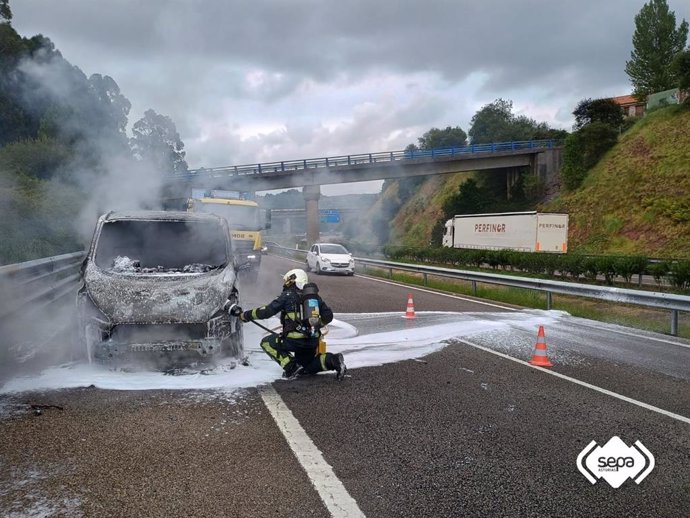 Una furgoneta resulta calcinada mientras circulaba por la A8 sentido Galicia.