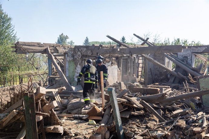 Servicios de emergencia trabajan en la zona de un ataque en Bilopillya, Ucrania